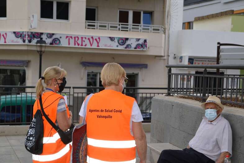 Paula Bartocci y Asunción Marrero, de patrulla por las calles de Valsequillo (Foto TA)